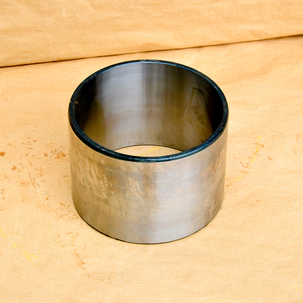 The 129-4487 is a precision-engineered aftermarket sleeve bearing (plain bushing) designed for high-load pivot points on Caterpillar® large wheel loaders and mining trucks. This bushing ensures smooth articulation, excellent load distribution, and extended service life in demanding lift arm, tilt linkage, and suspension applications involving heavy loads and continuous shock.